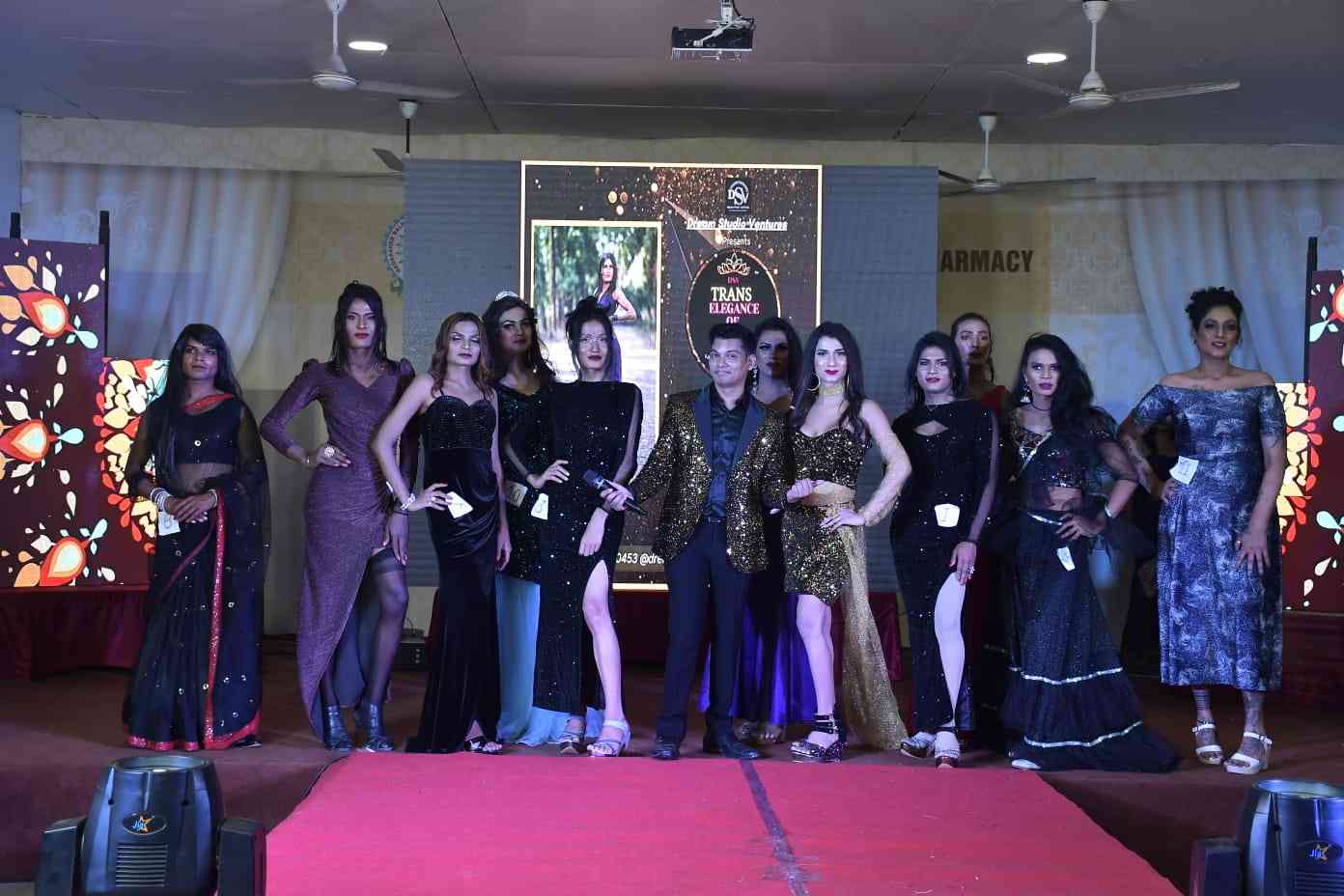 Participants along with Emcee Pramay Lokhande (centre) at 'Trans Elegance of India 2022' 